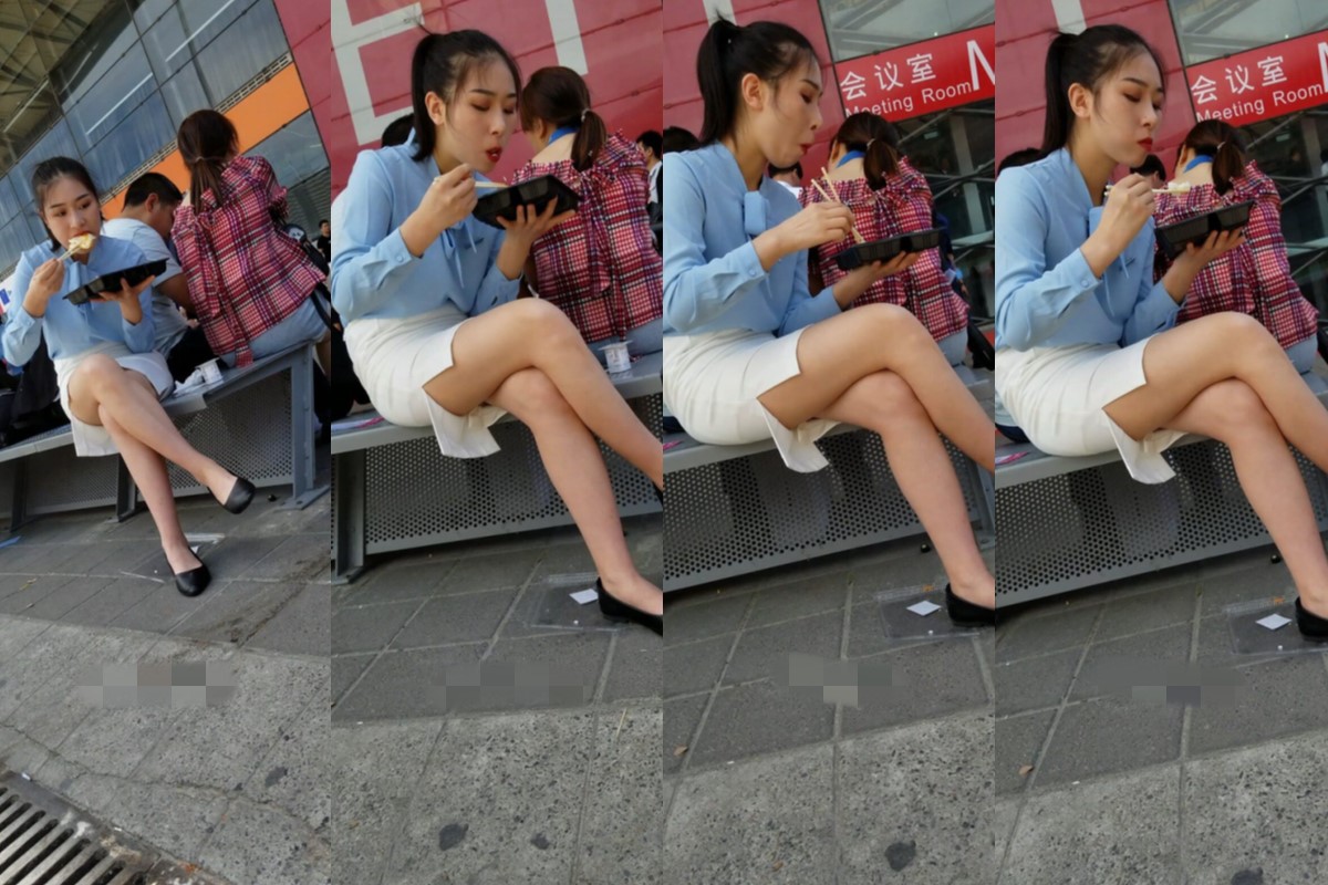 4K - 抓拍到大口大口吃饭的蓝色衬衫小姐姐 [701 MB/MP4]