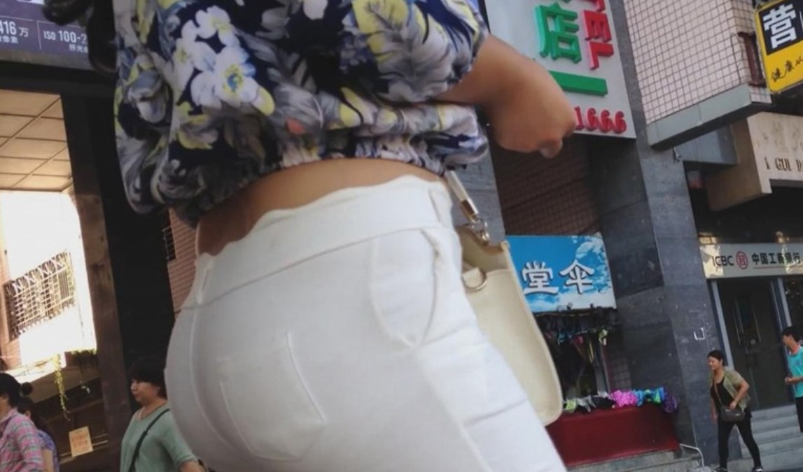 超级紧绷翘臀白裤美少F [144 MB]