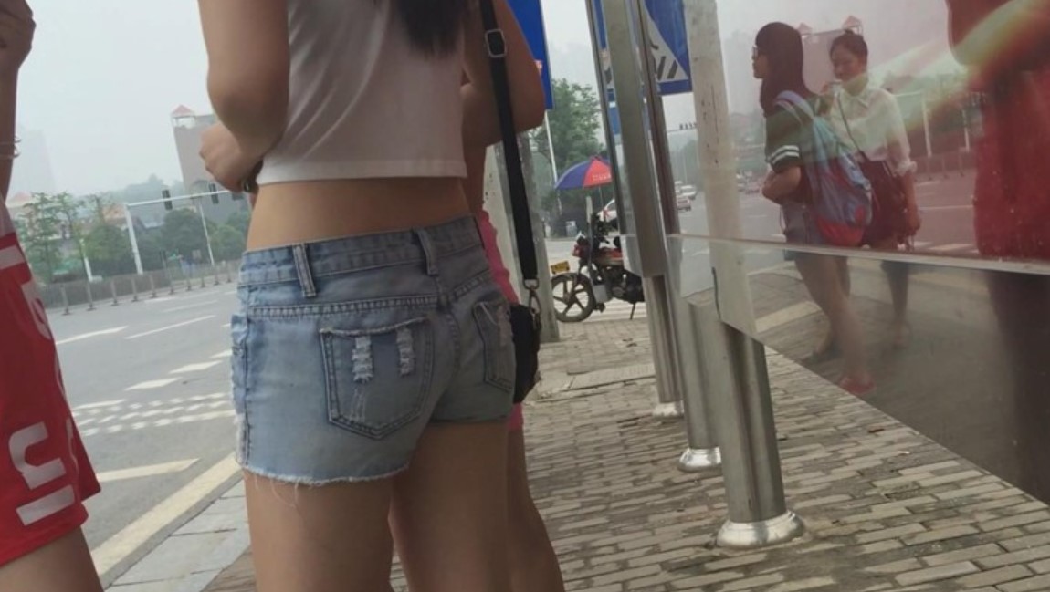 街拍公交站等车的热裤短牛仔小妹 [3.15 GB]