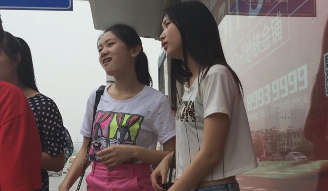 街拍公交站等车的热裤短牛仔小妹 [3.15 GB]