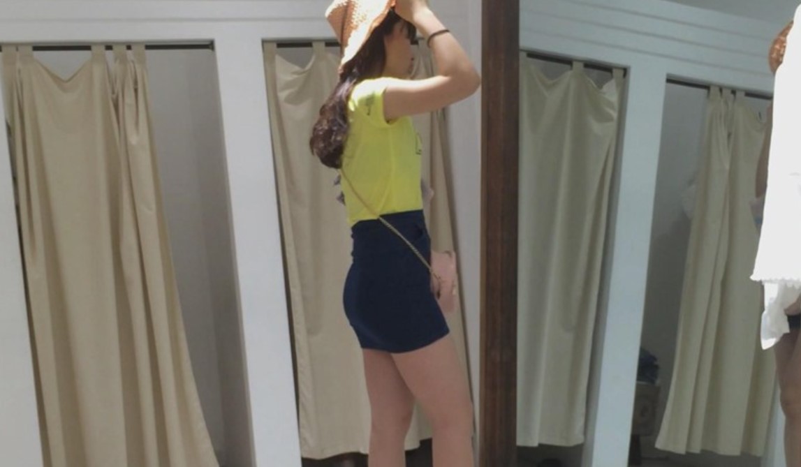 服装店试衣服的黄T恤美臀性感包臀裙美女 [1.28 GB]