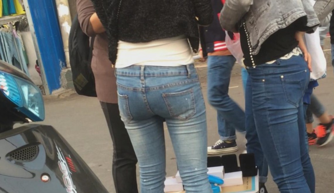 街拍跟闺蜜出来练摊的紧身蓝牛妹子 [2.41 GB]