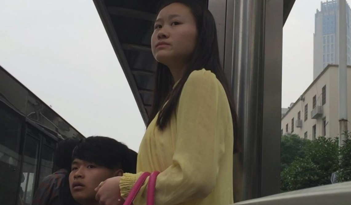 街拍紧身白裤丝滑美臀美女 [1.53 GB]