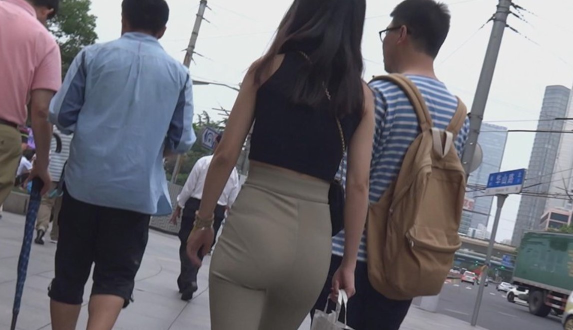 超级劲爆美臀紧身裤内痕明显大美女 [652 MB]