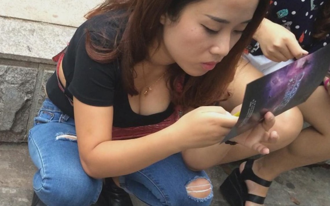 蹲地上玩手机的紧身蓝牛美女 [1.85 GB]