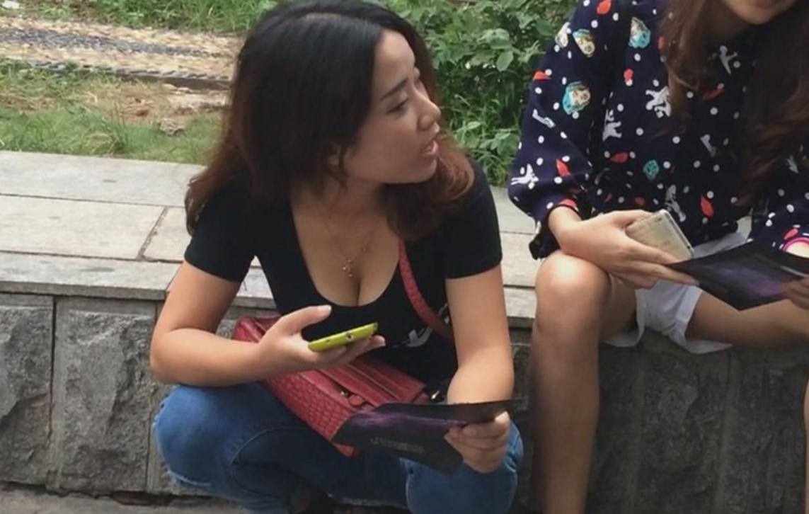 蹲地上玩手机的紧身蓝牛美女 [1.85 GB]