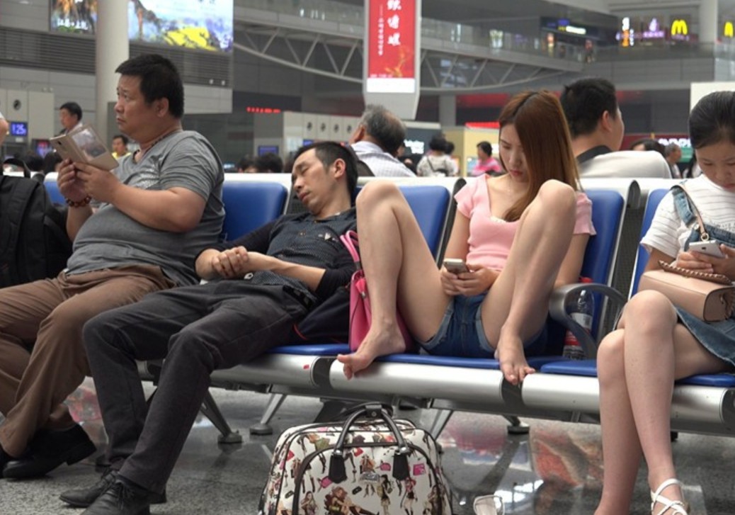 4K - 热裤美足凉高跟美女豪放的坐姿