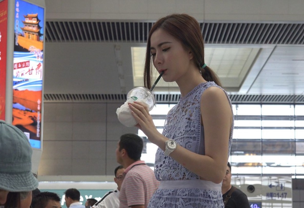 镂空连衣裙白嫩玉足女神级美女 [2.01 GB/MP4]