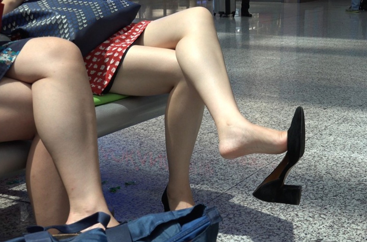 4K - 嫩妹情挑高跟，雪足黑鞋，远比光脚来得诱人 [2.53 GB/MP4]