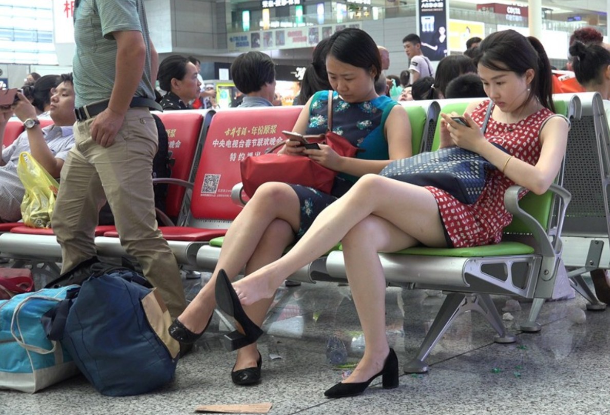 4K - 嫩妹情挑高跟，雪足黑鞋，远比光脚来得诱人 [2.53 GB/MP4]