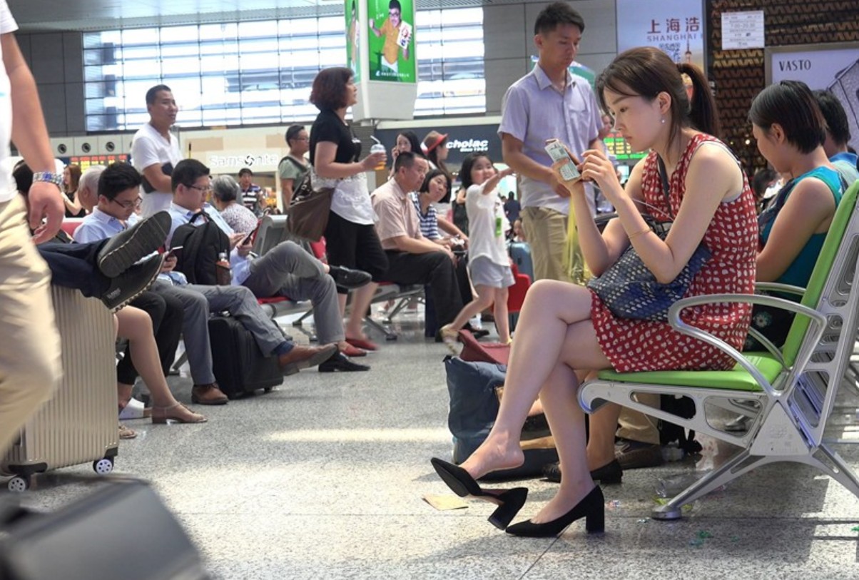 4K - 嫩妹情挑高跟，雪足黑鞋，远比光脚来得诱人 [2.53 GB/MP4]