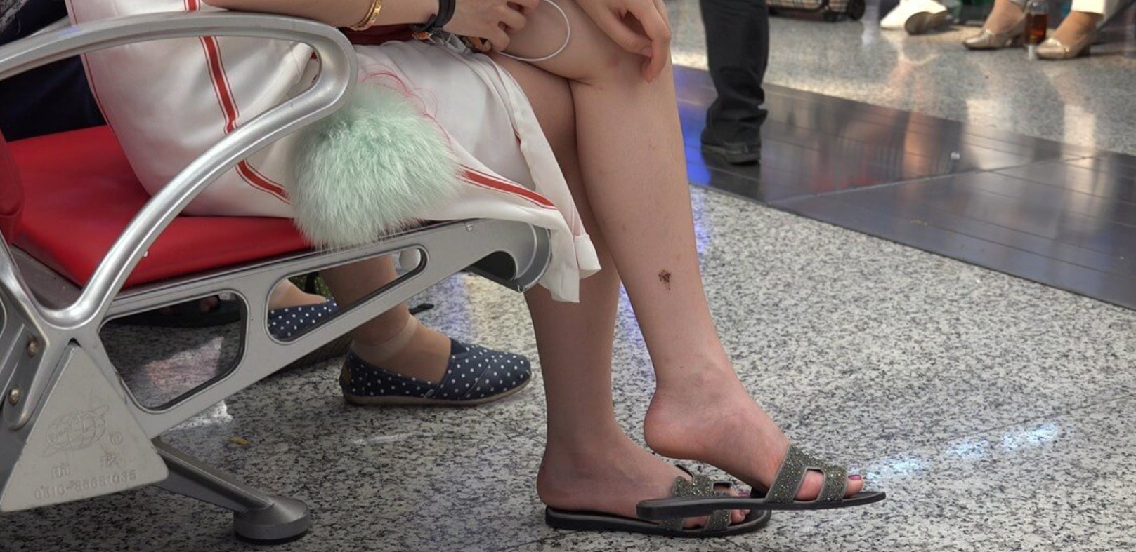 4K - 极品美女，凉鞋美足挑鞋看得心痒痒 [4.85 GB/MP4]