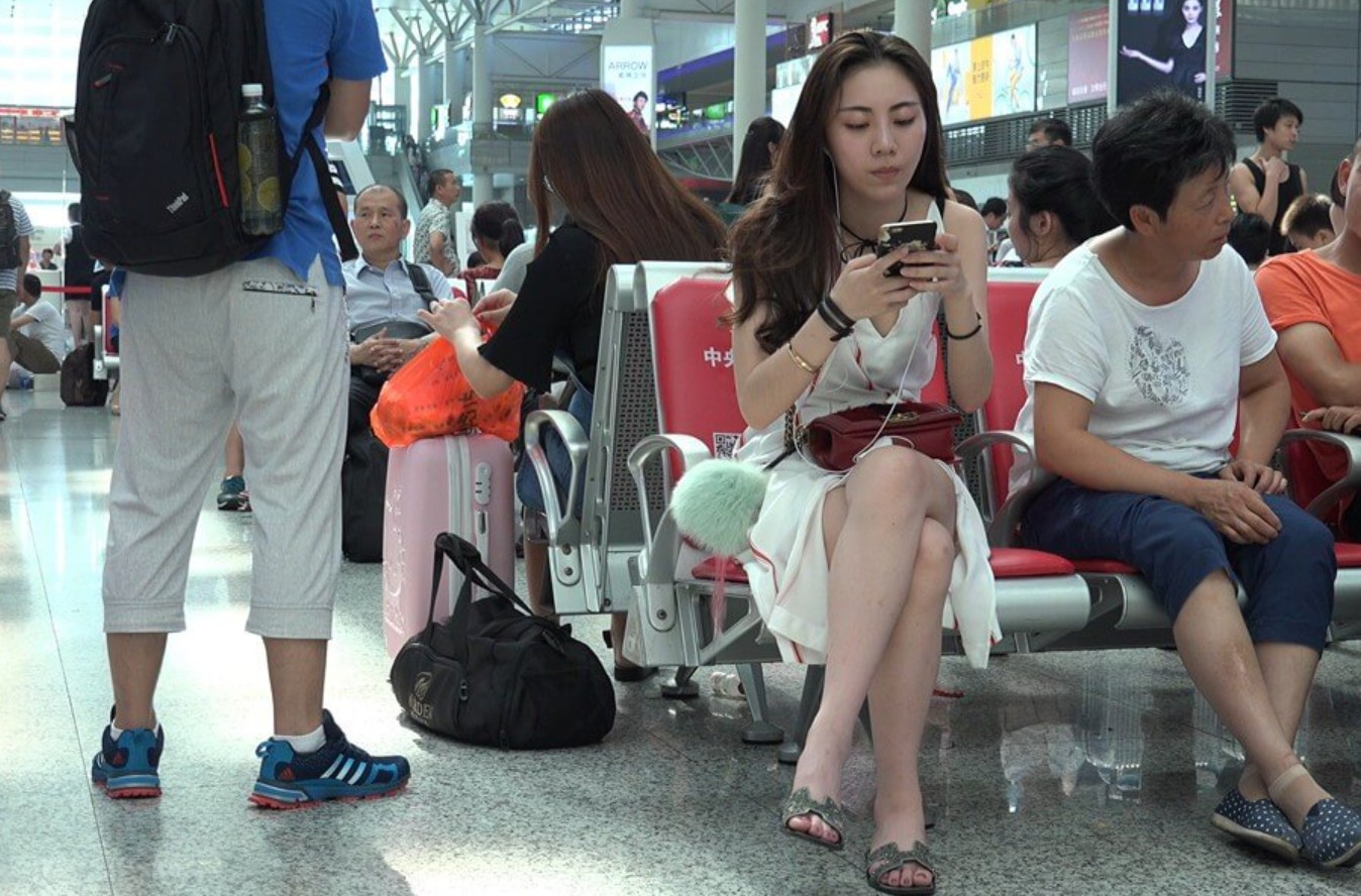 4K - 极品美女，凉鞋美足挑鞋看得心痒痒 [4.85 GB/MP4]