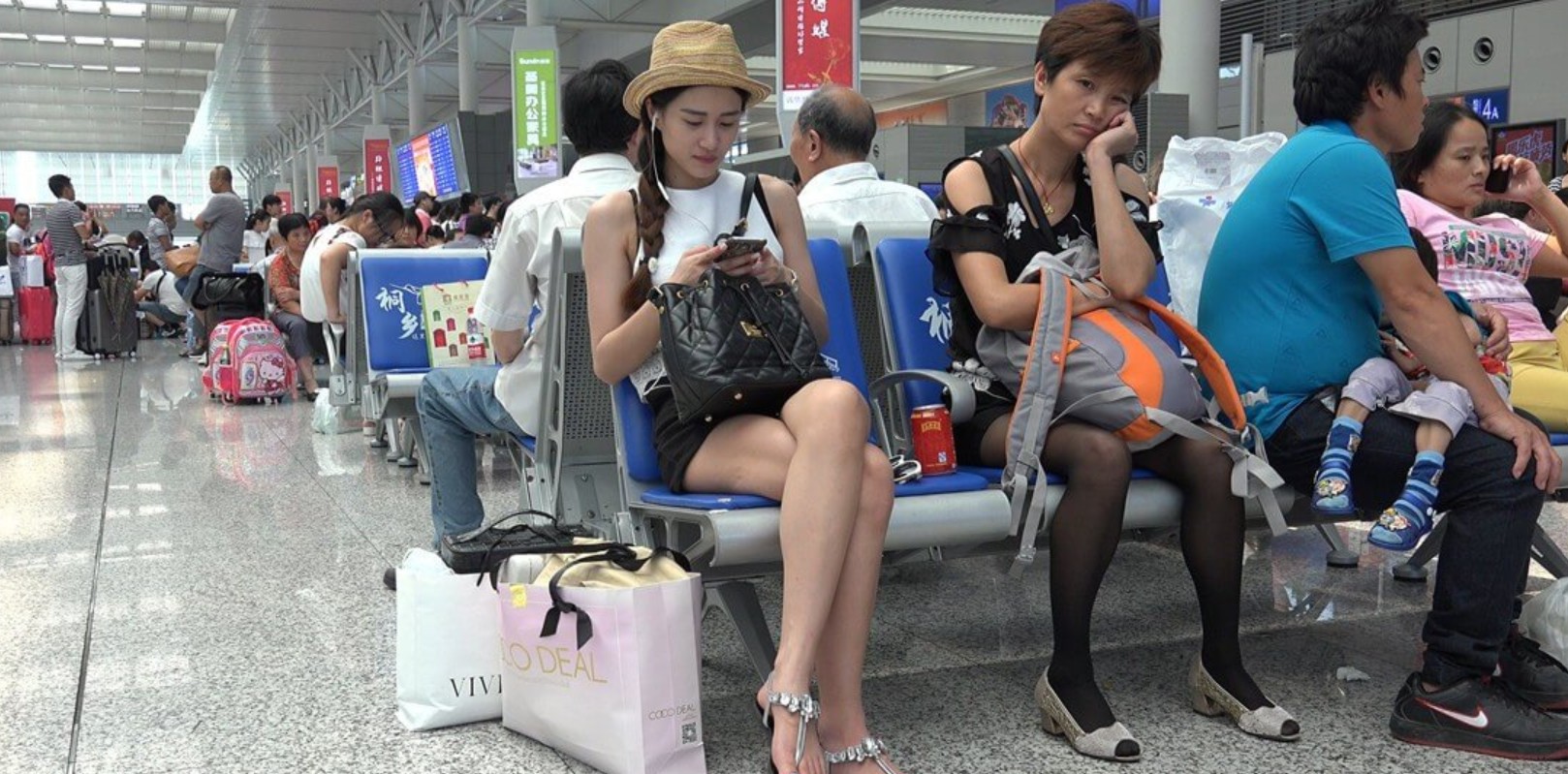 4K - 相当精致玉足的高冷美女 [4.87 GB/MP4]