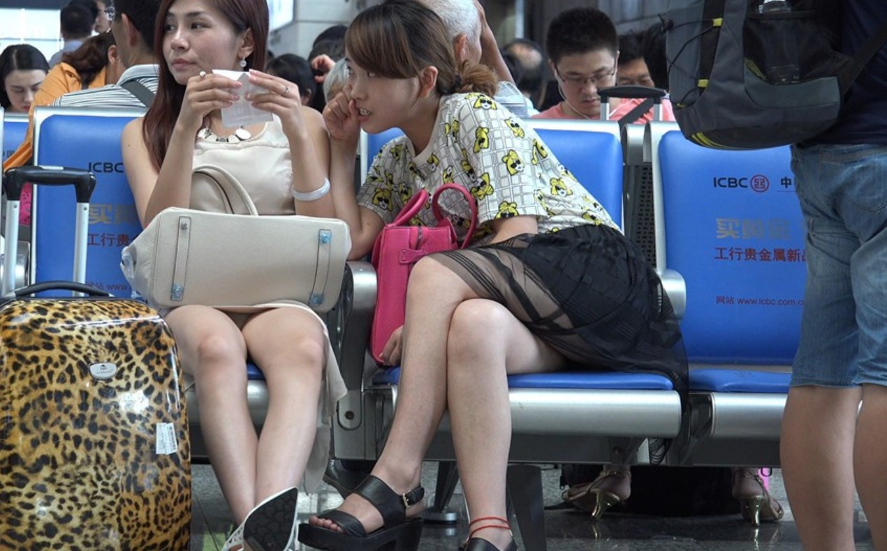 短裙美腿高跟性感美女姐姐 [2.37 GB/MP4]