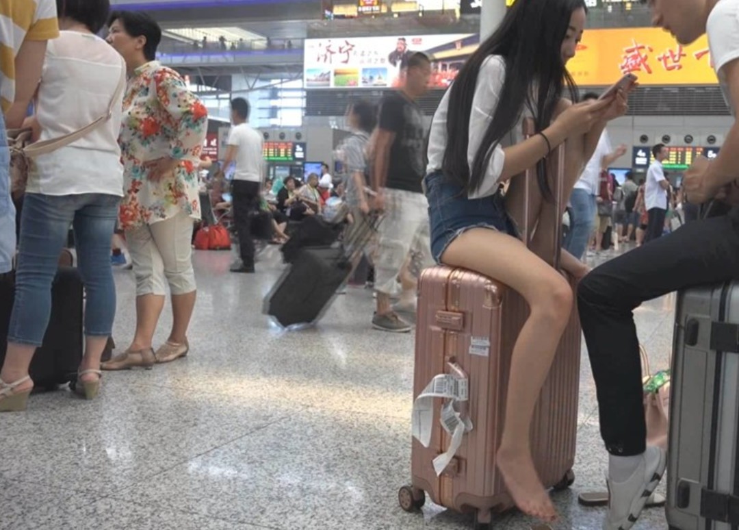 4K - 车站坐姿销魂的热裤美女 [497 MB/WMV]