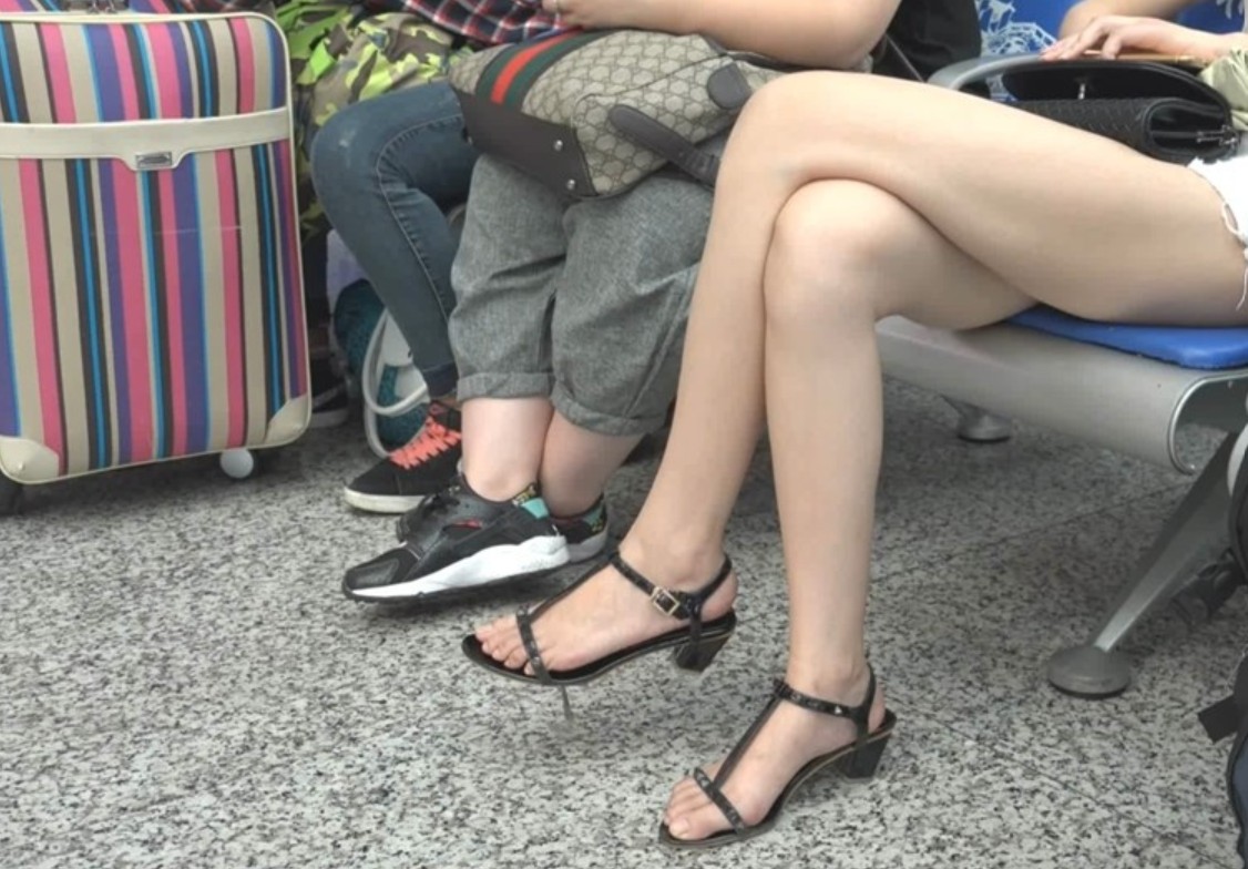 街拍美足凉高跟美腿姐姐 [376 MB/WMV]