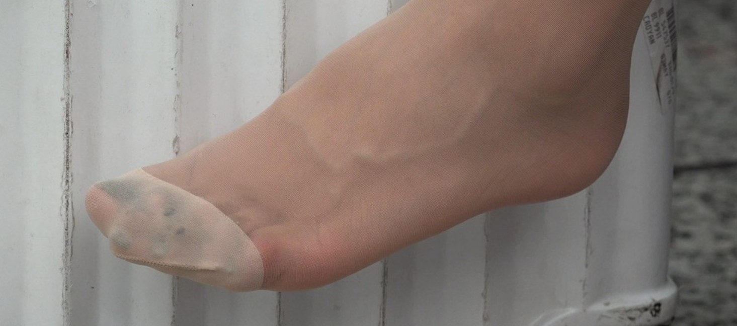 镂空白色连衣裙肉丝美女 [2.60 GB/MP4]