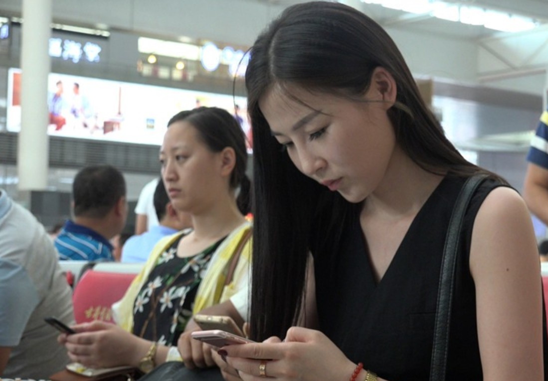 4K - 街拍香艳美足天生尤物美女 [4.69 GB]