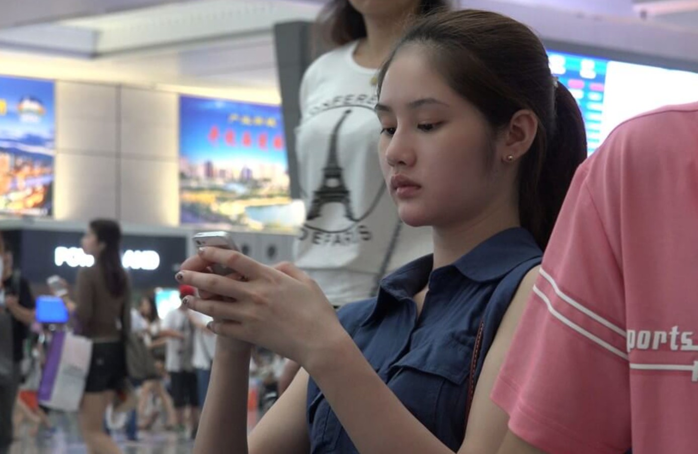 4K - 五颜六色的美足少女 [1.48 GB/MP4]