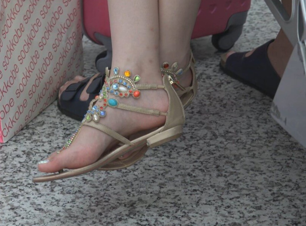 美腿妹子被男友抱着 [208 MB/wmv]