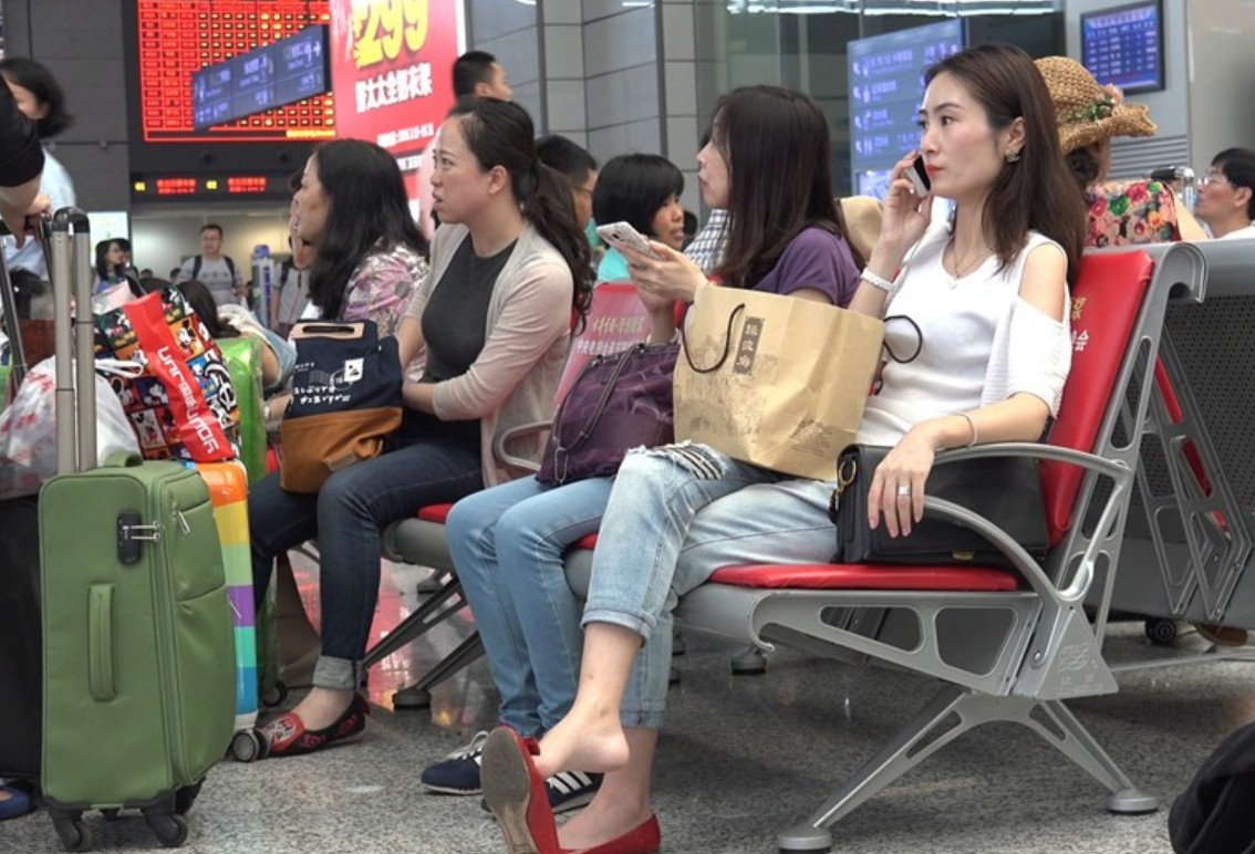 4K 红鞋紧身牛仔超高颜值美足美女 [4.65 GB/MP4]