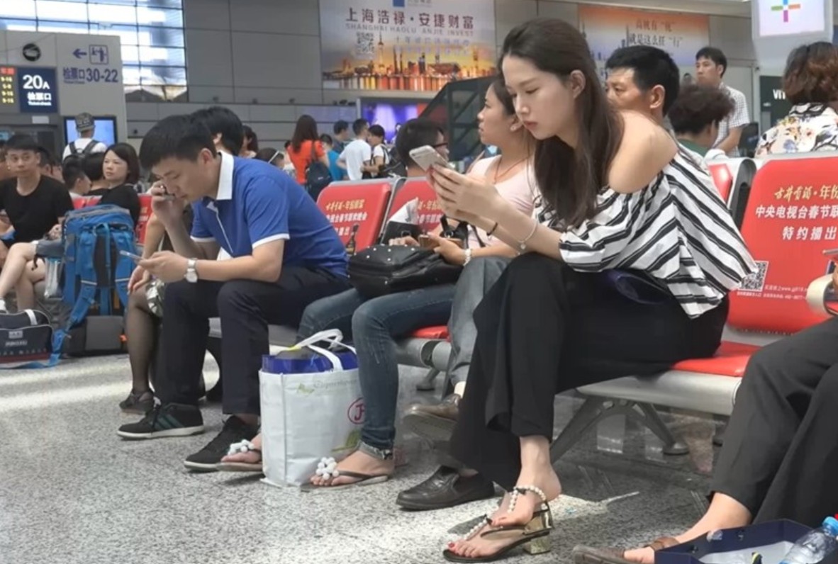 鲜嫩的玉足凉高跟气质小姐姐 [239 MB/WMV]