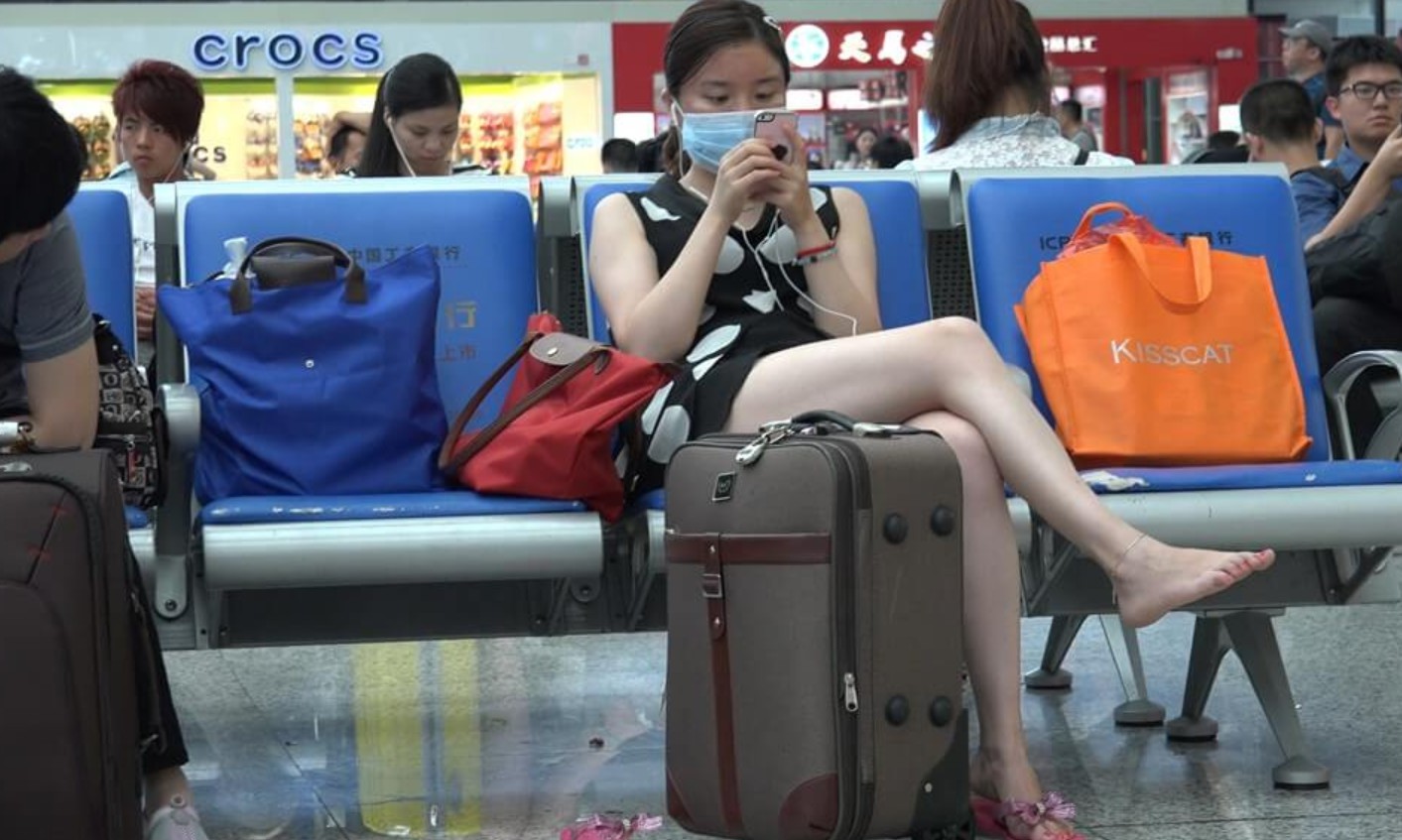 4K - 坐姿霸气的美腿妹子 [699 MB/MP4]