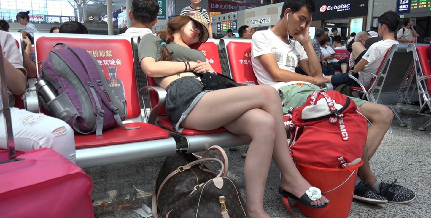 4K - 全身名牌的时尚女子，候车室内歪着头就睡着了