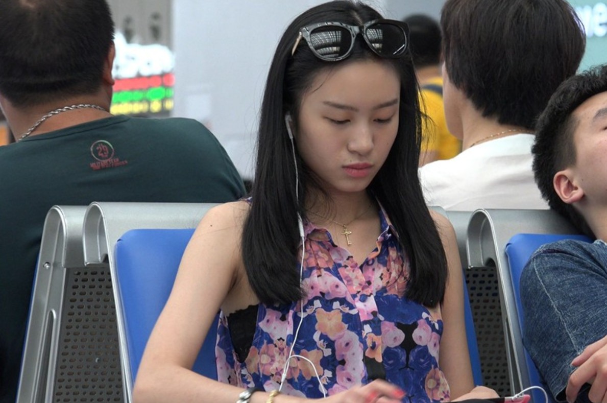 时尚的黑色紧身裤松糕鞋美足mm [3.34 GB/MP4]