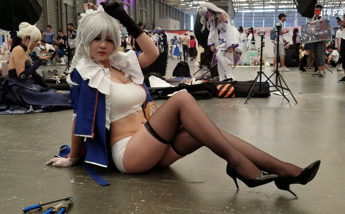 4K - 展会的丰满长筒袜少女 [1.29 GB/mp4]