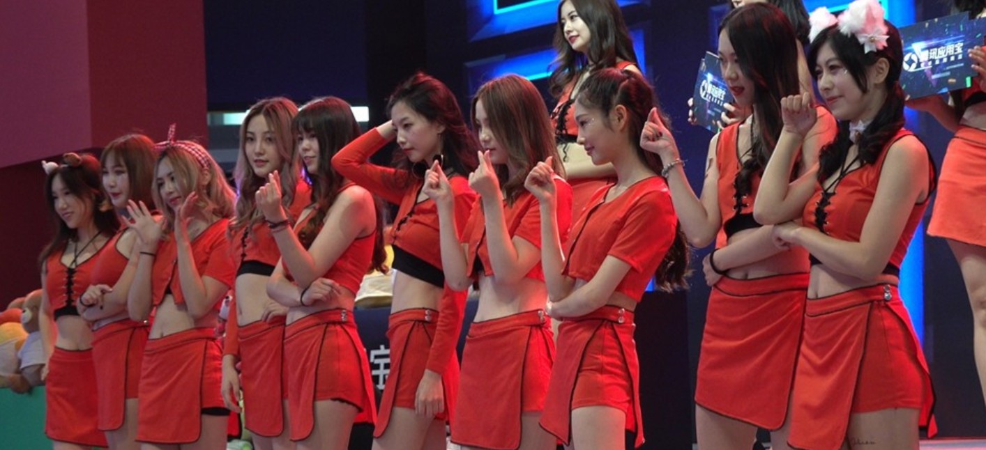 2018CJ - 舞台上的红装showgirl美女 [568 MB]