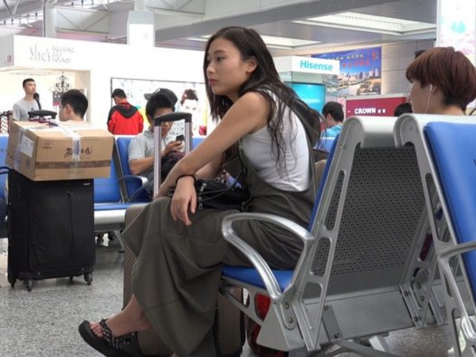 黑色松糕鞋御姐范长发美女貌似发现了 [2.18 GB/MP4]