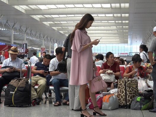 4K – 粉色大衣高挑姑娘 [1.77 GB/MP4]